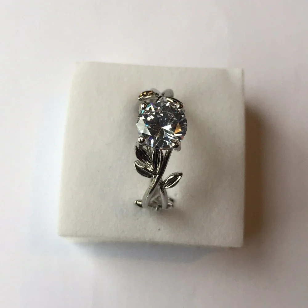 Elegant Silver Leaf Design Ring. Gorgeous.  Stunning. size 9